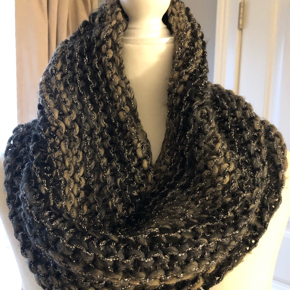 Steve Madden infinity knit scarf  EUC